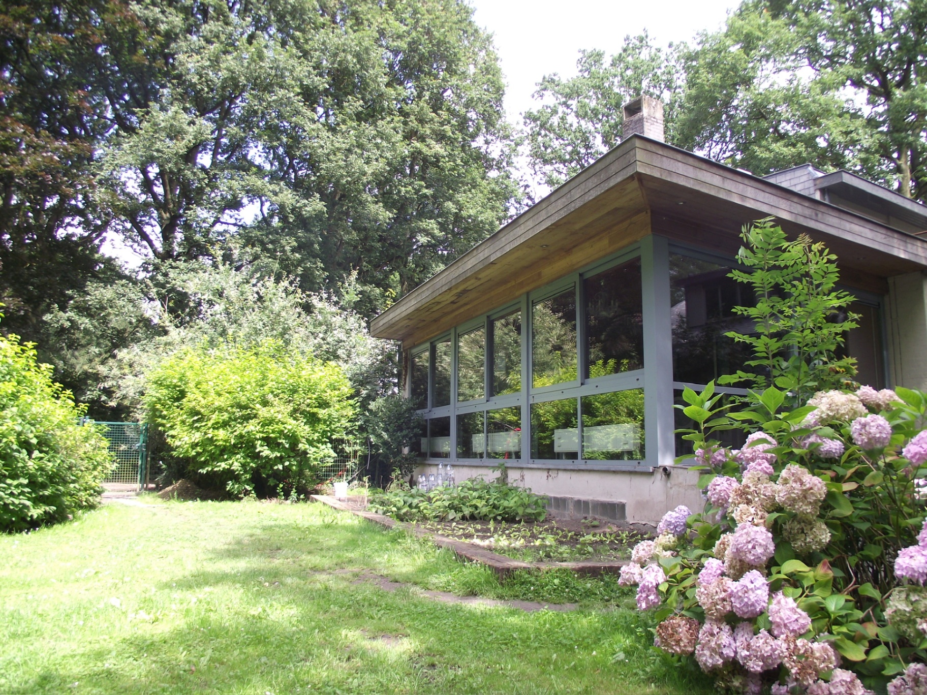 Site de Quiévrain — vue extérieure dans le parc