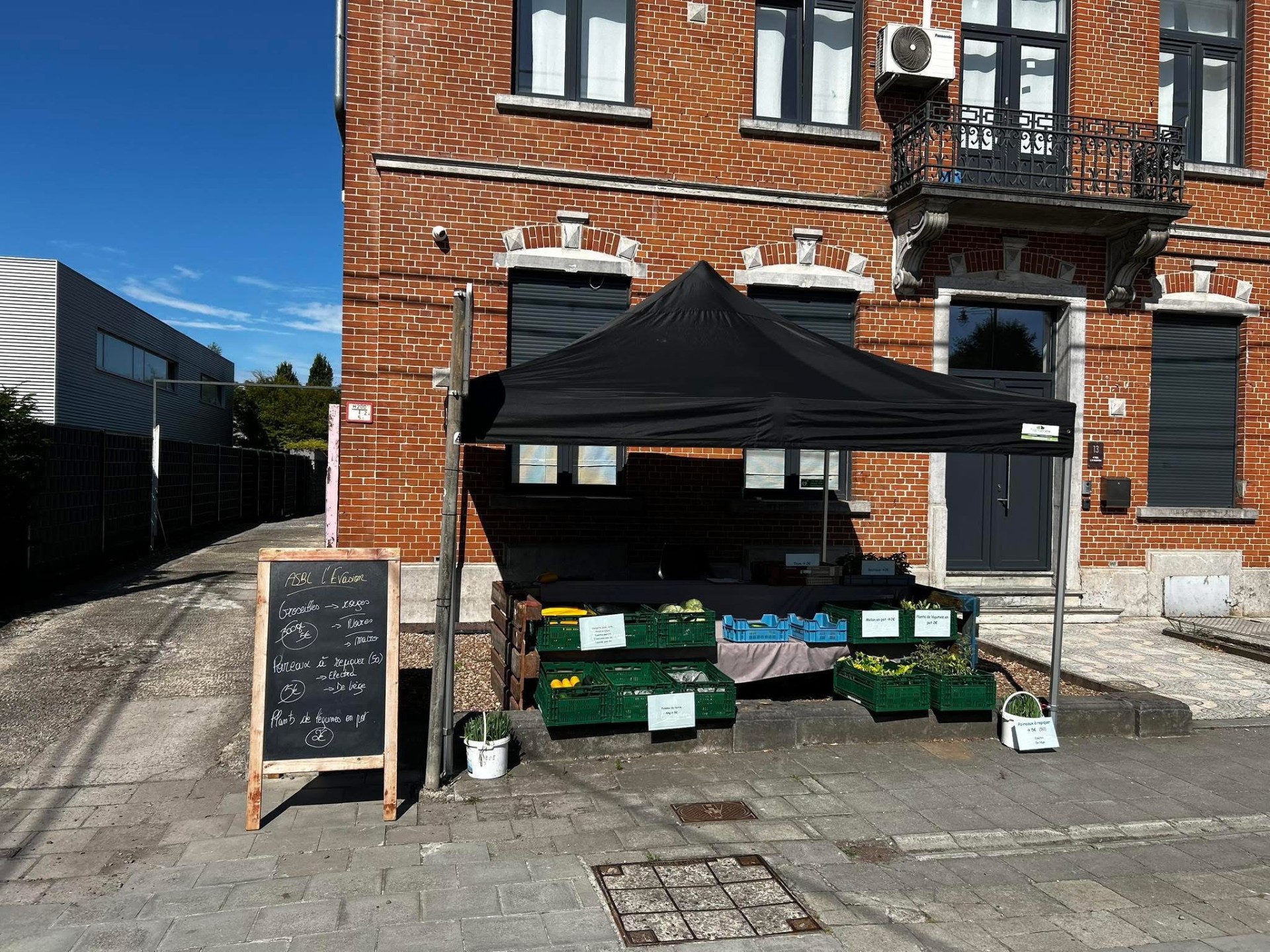 Joyeuse Entrée — façade et étal de produits du potager