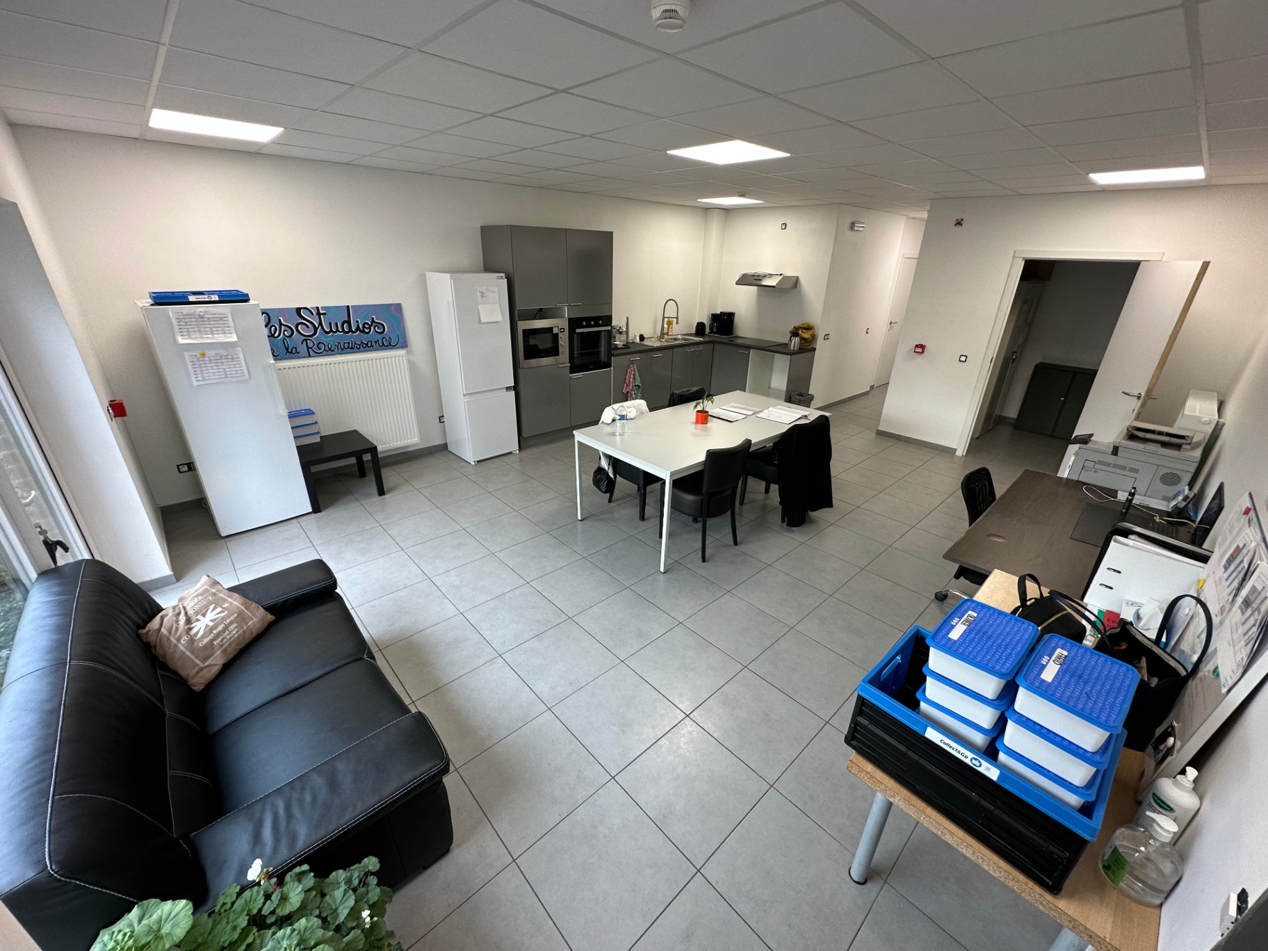 Studios de la Renaissance — espace commun et cuisine