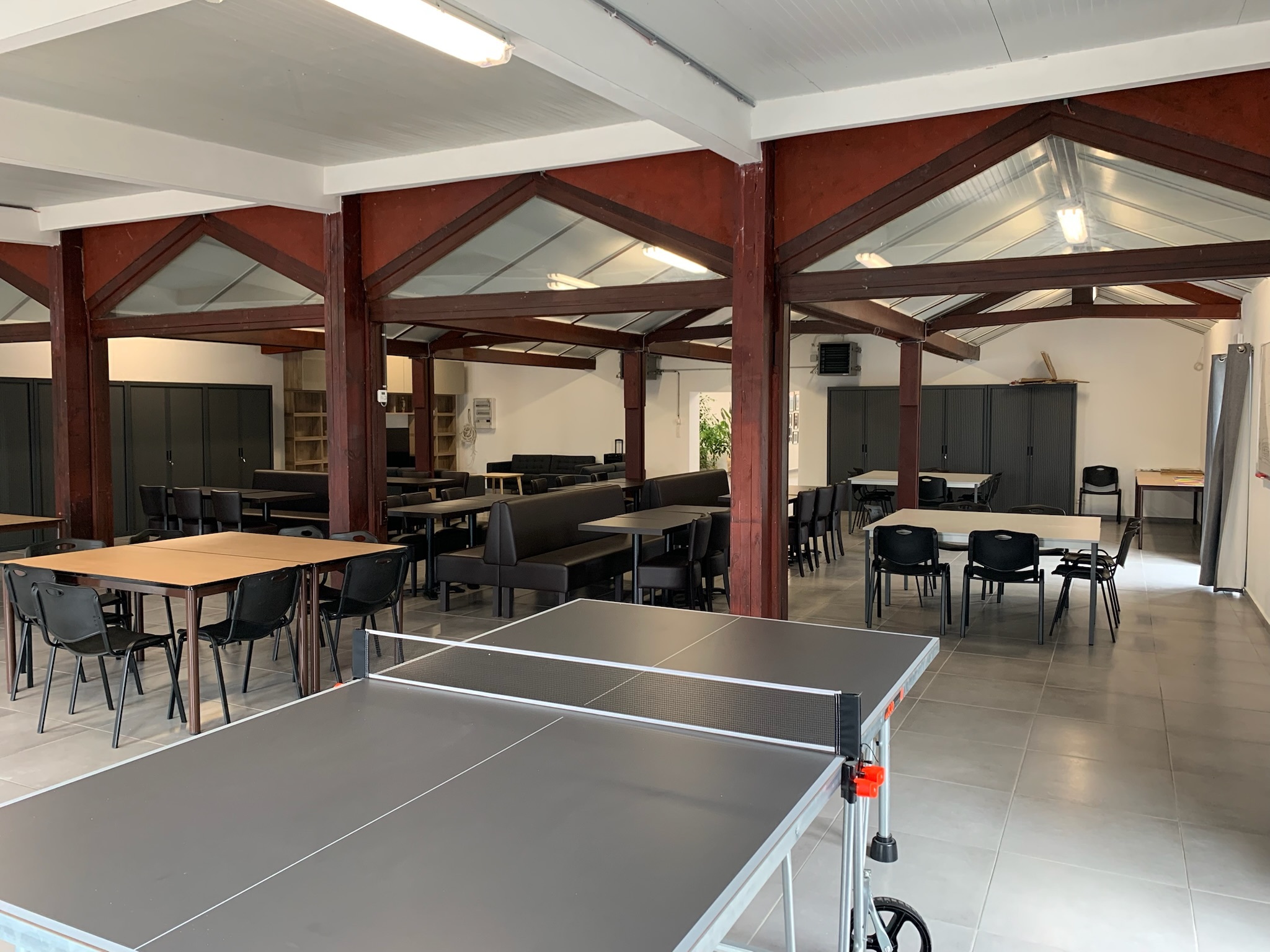 Joyeuse Entrée — grande salle commune avec table de ping-pong