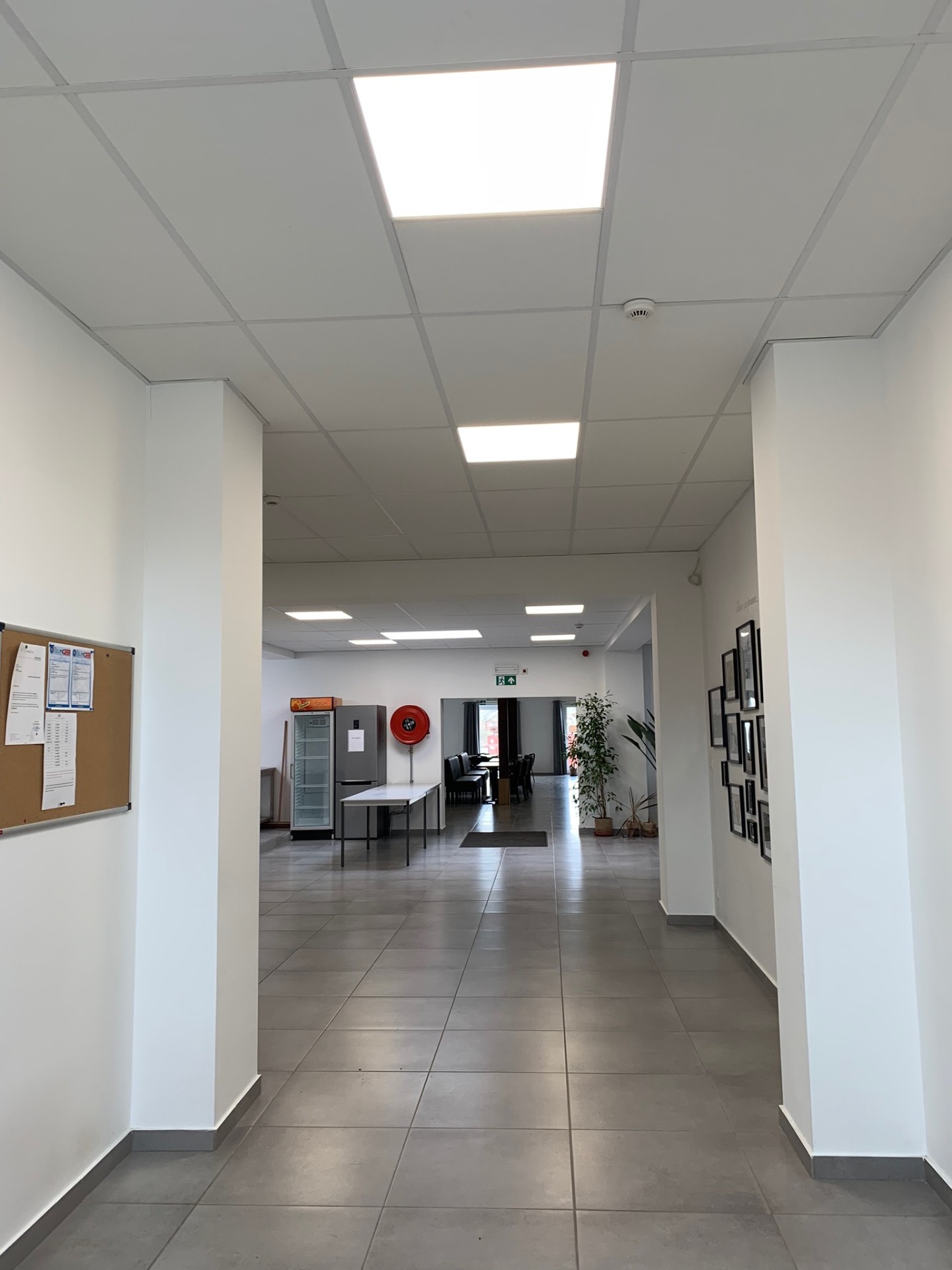 Joyeuse Entrée — hall d'accueil lumineux